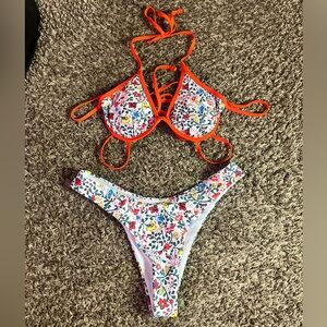 A floral,underwire, cheeky, multiple tie bakini🌼